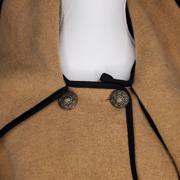 Cape in Burberry Fashion - Picture 8 of 12